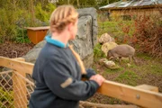 Tierpflegerin Hannah vor dem Hirscheber-Gehege.