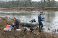 Eine Sandbank wird zum Forschungscamp. In die Mulde wurden früher die giftigen Abwasser aus dem Chemiestandort Bitterfeld eingeleitet. Inzwischen aber können die Forscher Fortschritte messen. Der Fluss ist wieder Lebensgrundlage für Schnecken, Muscheln, Krebse und Fische. Eine Sandbank wird zum Forschungscamp. In die Mulde wurden früher die giftigen Abwasser aus dem Chemiestandort Bitterfeld eingeleitet. Inzwischen aber können die Forscher Fortschritte messen. Der Fluss ist wieder Lebensgrundlage für Schnecken, Muscheln, Krebse und Fische.