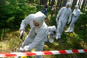Die Polizei sichert Spuren im Wald – hier wurden vor kurzem menschliche Knochen gefunden. Wie sich später herausstellt: Das Opfer wurde ermordet. Ein schwieriger Fall für die Polizei, die seit Jahren versucht, das Verbrechen zu klären.