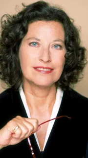 Richterin Dr. Ruth Herz führt die Verhandlungen objektiv, souverän und einfühlsam. Sie deckt die Geschichte hinter der Tat auf und versucht mit ihren Urteilen, Jugendlichen eine Chance zu geben.