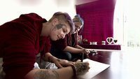 Jacky (25, li.) lebt von Hartz IV und beantragt beim Amt eine Ausstattung für ihre Wohnung Jacky (25, li.) lebt von Hartz IV und beantragt beim Amt eine Ausstattung für ihre Wohnung