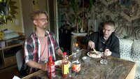 David (41, li.) mit seinem Sohn Nick, der gerade erst aus dem Gefängnis gekommen ist.. David (41, li.) mit seinem Sohn Nick, der gerade erst aus dem Gefängnis gekommen ist..