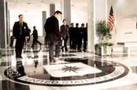 Um den Tod seines Vaters, der bei der CIA war und bei einem Flugzeugabsturz ums Leben kam, aufzuklären, erklärt sich der brillante Computer-Spezialist James Clayton (Colin Farrell) bereit, bei der CIA als Nachwuchsagent einzusteigen ... Um den Tod seines Vaters, der bei der CIA war und bei einem Flugzeugabsturz ums Leben kam, aufzuklären, erklärt sich der brillante Computer-Spezialist James Clayton (Colin Farrell) bereit, bei der CIA als Nachwuchsagent einzusteigen ...
