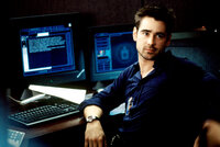 Der Aushilfskellner und Harvard-Absolvent James Clayton (Colin Farrell) ist kurz davor, mit einigen Freunden ein innovatives Computerprogramm zu verkaufen, als ein mysteriöser CIA-Ausbilder ihn rekrutieren will und andeutet, er habe Informationen über seinen 1990 verschollenen Vater ... Der Aushilfskellner und Harvard-Absolvent James Clayton (Colin Farrell) ist kurz davor, mit einigen Freunden ein innovatives Computerprogramm zu verkaufen, als ein mysteriöser CIA-Ausbilder ihn rekrutieren will und andeutet, er habe Informationen über seinen 1990 verschollenen Vater ...