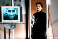 Kurze Zeit nachdem er ihn wegen Nichteignung entlassen hat, taucht CIA-Ausbilder Walter Burke (Al Pacino) mit einem undurchsichtigen Auftrag bei James auf: Dieser soll für die CIA einen Maulwurf in den eigenen Reihen ausfindig machen ... Kurze Zeit nachdem er ihn wegen Nichteignung entlassen hat, taucht CIA-Ausbilder Walter Burke (Al Pacino) mit einem undurchsichtigen Auftrag bei James auf: Dieser soll für die CIA einen Maulwurf in den eigenen Reihen ausfindig machen ...