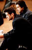 Kaum aus dem Ausbildungscamp entlassen, rekrutiert CIA-Ausbilder Walter Burke (Al Pacino, r.) erneut James Clayton (Colin Farrell, l.). Er soll Layla überwachen, die sich als Halb-Algerierin scheinbar unter falschem Namen bei der CIA eingeschlichen hat und nun einen gefährlichen Computer-Virus aus dem wissenschaftlichen Sicherheitstrakt herausschmuggeln will ... Kaum aus dem Ausbildungscamp entlassen, rekrutiert CIA-Ausbilder Walter Burke (Al Pacino, r.) erneut James Clayton (Colin Farrell, l.). Er soll Layla überwachen, die sich als Halb-Algerierin scheinbar unter falschem Namen bei der CIA eingeschlichen hat und nun einen gefährlichen Computer-Virus aus dem wissenschaftlichen Sicherheitstrakt herausschmuggeln will ...