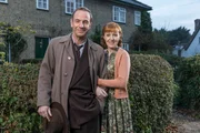 L-R: Geordie Keating (Robson Green) und Cathy Keating (Kacey Ainsworth)