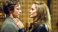 Wesley (Jamey McAvoy) und Fox (Angelina Jolie)  Die Verwendung des sendungsbezogenen Materials ist nur mit dem Hinweis und Verlinkung auf TVNOW gestattet.