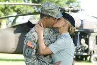 Bei der Abschlussfeier der U.S.Army Grundausbildung zeigt sich der sonst so strenge Sergeant Evans (Ryan Sypek, l.) von seiner weichen Seite und küsst Megan Valentine (Jessica Simpson, r.) ... Bei der Abschlussfeier der U.S.Army Grundausbildung zeigt sich der sonst so strenge Sergeant Evans (Ryan Sypek, l.) von seiner weichen Seite und küsst Megan Valentine (Jessica Simpson, r.) ...