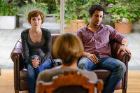 Daniel (Fahri Yardim, r.) könnte sich nichts Schöneres vorstellen: Paartherapie bei seiner eigenen Mutter (Gitta Schweighöfer, M.). Ist seine krankhafte Eifersucht ein Trennungsgrund für Freundin Mia (Josefine Preuß, l.)? Daniel (Fahri Yardim, r.) könnte sich nichts Schöneres vorstellen: Paartherapie bei seiner eigenen Mutter (Gitta Schweighöfer, M.). Ist seine krankhafte Eifersucht ein Trennungsgrund für Freundin Mia (Josefine Preuß, l.)?