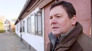 Tierarzt Dr. Klaus Weigand prüft Luckys Bewegungsapparat.