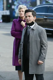 L-R: Evelyn Waters (Dana Wheeler-Nicholson) und Benny (Freddy Rodriguez)