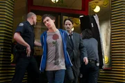 Der junge Hacker Daniel (Keir Gilchrist) wird von Max Hollis (Ryan Robbins) festgenommen.