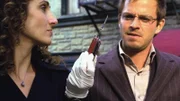 Triumphierend hält Stella (Melina Kanakaredes) ihrem Kollegen Danny (Carmine Giovinazzo) die Tatwaffe entgegen. Ob ein Fingerabdruck auf dem Klappmesser zu finden ist?