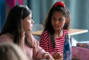 Mia (Arazay Zink Campis, r.) und Zerda (Laila Mascher, l.) sind beste Freundinnen seit Kindertagen. Sie gehen in dieselbe Klasse.