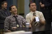 Jake Peralta (Andy Samberg, l.); Charles Boyle (Joe Lo Truglio, r.)