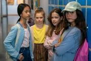 Die "Mädels-Group" v.l.: Alicia (Nhung Bao Ngoc Le), Celina (Lia Kahtin), Leonie (Romy Sekan) und Leyla (Aleyna Kus) beobachten die Jungs.