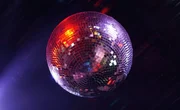 Funkelnd, sexy, glamourös: Die Disco-Bewegung wurde Mitte der 1970er Jahre zur alles bestimmenden kommerziellen Kraft in den weltweiten Hitparaden.