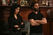 Rosa Diaz (Stephanie Beatriz, l.); Adrian Pimento (Jason Mantzoukas, r.)