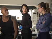 Um Kara (Melissa Benoist, r.) vor Metallo und den Luthors zu beschützen, gehen Alex (Chyler Leigh, M.) und James (Mehcad Brooks, l.) jedes Risiko ein. Fragt sich nur, ob sie tatsächlich den wahren Gegner bekämpfen ... Um Kara (Melissa Benoist, r.) vor Metallo und den Luthors zu beschützen, gehen Alex (Chyler Leigh, M.) und James (Mehcad Brooks, l.) jedes Risiko ein. Fragt sich nur, ob sie tatsächlich den wahren Gegner bekämpfen ...