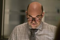Will Lena Luthor auf dem Cover, denn er glaubt nicht an ihre Unschuld: Redakteur Snapper Carr (Ian Gomez) ... Will Lena Luthor auf dem Cover, denn er glaubt nicht an ihre Unschuld: Redakteur Snapper Carr (Ian Gomez) ...