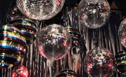 Der rauschende Exzess und die Inszenierung auf und neben dem Dancefloor waren dabei ebenso wichtig wie die musikalische Substanz.