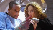 Dr. Sheldon Hawkes (Hill Harper) hat eine kleine Überraschung für Detective Bonasera (Melina Kanakaredes): Es war kein Selbstmord!