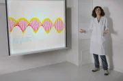 Geneviève Almouzni vom Institut Curie erklärt Datenquellen im Körper: DNA, RNA, Proteine, Stoffwechsel, Mikroben.