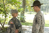 Megan (Jessica Simpson, l.) spürt, dass hinter Sergeant Evans (Ryan Sypek, r.) harter Schale ein weicher Kern steckt ... Megan (Jessica Simpson, l.) spürt, dass hinter Sergeant Evans (Ryan Sypek, r.) harter Schale ein weicher Kern steckt ...