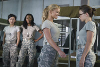 Die Kadetten Castillo (Aimee Garcia, l.) und Johnson (Jill Marie Jones, 2.v.l.) sind überrascht, dass Megan Valentine (Jessica Simpson, 2.v.r.) ihre Kameradin Petrovich (Olesya Rulin, r.) gedeckt hat ... Die Kadetten Castillo (Aimee Garcia, l.) und Johnson (Jill Marie Jones, 2.v.l.) sind überrascht, dass Megan Valentine (Jessica Simpson, 2.v.r.) ihre Kameradin Petrovich (Olesya Rulin, r.) gedeckt hat ...