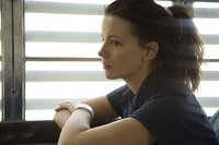 Investigativer Journalismus basiert auf Vertraulichkeit zwischen Journalisten und Informanten. Das weiß Rachel Armstrong (Kate Beckinsale) nur zu gut. Wenn man seine Quellen offenbart, verscherzt man es sich auch mit zukünftigen Informanten womöglich für immer. Also schweigt die junge und taffe Journalistin, als man sie fragt, woher sie die Informationen für ihren die Regierung bloßstellenden Artikel hat. Und während auf der einen Seite der Pulitzer-Preis winkt, droht auf der anderen eine Verhaftung ... Investigativer Journalismus basiert auf Vertraulichkeit zwischen Journalisten und Informanten. Das weiß Rachel Armstrong (Kate Beckinsale) nur zu gut. Wenn man seine Quellen offenbart, verscherzt man es sich auch mit zukünftigen Informanten womöglich für immer. Also schweigt die junge und taffe Journalistin, als man sie fragt, woher sie die Informationen für ihren die Regierung bloßstellenden Artikel hat. Und während auf der einen Seite der Pulitzer-Preis winkt, droht auf der anderen eine Verhaftung ...