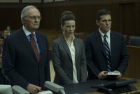 Rachel Armstrong (Kate Beckinsale, M.) hat einen riesigen Erfolg gelandet, die Enttarnung der CIA-Agentin Erica Van Doren. Da sie sich jedoch weigert, ihre Quelle zu offenbaren, wird sie verhaftet. Mit der Unterstützung des renommierten Anwalts Burnside (Alan Alda, l.) betritt Rachel die Arena der Juristen. Doch auch Staatsanwalt Dubois (Matt Dillon, r.) geht nur seinem Job nach. Selbst wenn das bedeutet, die Reporterin hinter Gitter zu bringen ... Rachel Armstrong (Kate Beckinsale, M.) hat einen riesigen Erfolg gelandet, die Enttarnung der CIA-Agentin Erica Van Doren. Da sie sich jedoch weigert, ihre Quelle zu offenbaren, wird sie verhaftet. Mit der Unterstützung des renommierten Anwalts Burnside (Alan Alda, l.) betritt Rachel die Arena der Juristen. Doch auch Staatsanwalt Dubois (Matt Dillon, r.) geht nur seinem Job nach. Selbst wenn das bedeutet, die Reporterin hinter Gitter zu bringen ...