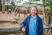 Tierpfleger James vor dem Elefantengehege.