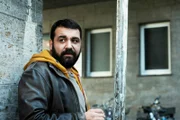 Tarek Elvan (Sahin Eryilmaz) wurde aus der Haft entlassen. Nach dem Mord an seiner Frau ist er tatverdächtig.