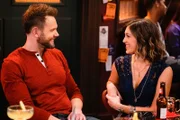 Jack Gordon (Joel McHale, l.); Kaylie (Caitlin McGee, r.)