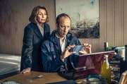 Eva Maria Prohacek (Senta Berger) und Andre? Langner (Rudolf Krause) gehen noch einmal in Sarahs Wohnung.