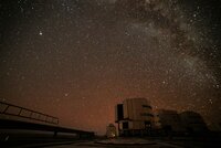 Das Very Large Telescope (VLT) ist das Vorzeige-Observatorium der europäischen bodengebundenen Astronomie zu Beginn des dritten Jahrtausends und das höchstentwickelte optische Instrument der Welt.