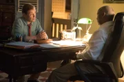 DI Jack Mooney (Ardal O'Hanlon,l) ist nicht in Allem mit dem Commissioner Selwyn Patterson (Don Warrington, r.) einverstanden.