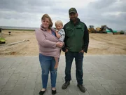 Familie Kruse lebt seit Generationen auf der Hallig Nordstrandischmoor. Haus und Hof sind der Nordsee schutzlos ausgeliefert. Gemeinsam mit den Behörden machen sie nun ihre Hallig zukunftssicher.