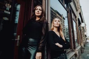 Paulina Krasa (links) und Laura Wohlers (rechts), die beiden Presenterinnen der "ZDFinfo-True-Crime-Doku". Bekannt wurden sie mit dem Podcast ?Mordlust?.