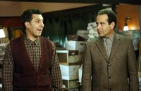 Die beiden Brüder Ambrose (John Turturro, l.) und Adrian (Tony Shalhoub, r.) sind in großer Aufregung, denn ihr Vater hat seinen Besuch angekündigt ... Die beiden Brüder Ambrose (John Turturro, l.) und Adrian (Tony Shalhoub, r.) sind in großer Aufregung, denn ihr Vater hat seinen Besuch angekündigt ...