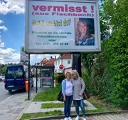Petra und Stephanie vermissen ihre Schwester Heid seit über sechs Jahren. Sie geben die Suche nicht auf und haben wieder ein Plakat aufgestellt.