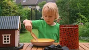 Marin baut einen Nistkasten.
