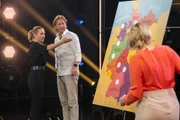 Lisa Maria Potthoff und Thomas Heinze stehen im Studio an einer Deutschlandkarte.