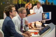 Oliver Wnuk und Wigald Boning sitzen im Studio.