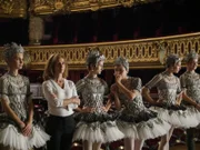 Madame Carré (Katherine Erhardy, 2.v.l.) und ihre Ballettschülerinnen schauen dem Team von Armando Castillo zu, das eine moderne Version einer Szene aus dem Ballett "Der Nussknacker" präsentiert.  Danach wird sich entscheiden, welches Team bei der Aufführung in der Pariser Oper mit auftreten darf.