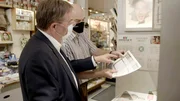 Kanzlerkandidat Armin Laschet (CDU, li.) beim Toto-Spielen in einem Kiosk in Aachen.