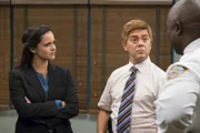 Amy Santiago (Melissa Fumero, l.); Charles Boyle (Joe Lo Truglio, r.)