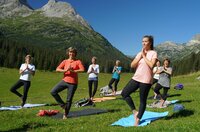 SWR Fernsehen EXPEDITION IN DIE HEIMAT, "Von Hütte zu Hütte", am Freitag (11.09.20) um 20:15 Uhr. Yoga in den Bergen - im Zuger Tal SWR Fernsehen EXPEDITION IN DIE HEIMAT, "Von Hütte zu Hütte", am Freitag (11.09.20) um 20:15 Uhr. Yoga in den Bergen - im Zuger Tal