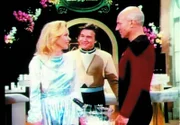 L-R: Jessica Bradley (Carolyn Allport) und Capt. Jean-Luc Picard (Patrick Stewart)